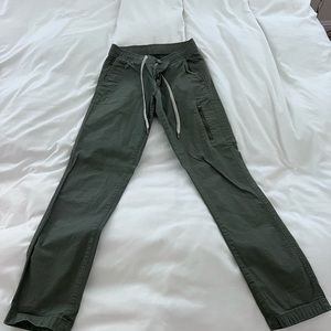 Selling Vuori Ripstop Pant (XS - Army Green)